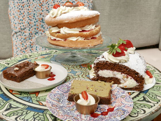 Victoria sponge with cream and strawberries