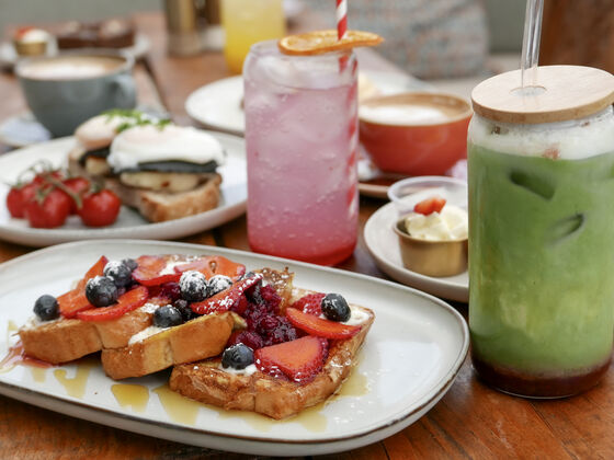 French toast with berries and fresh lemonade