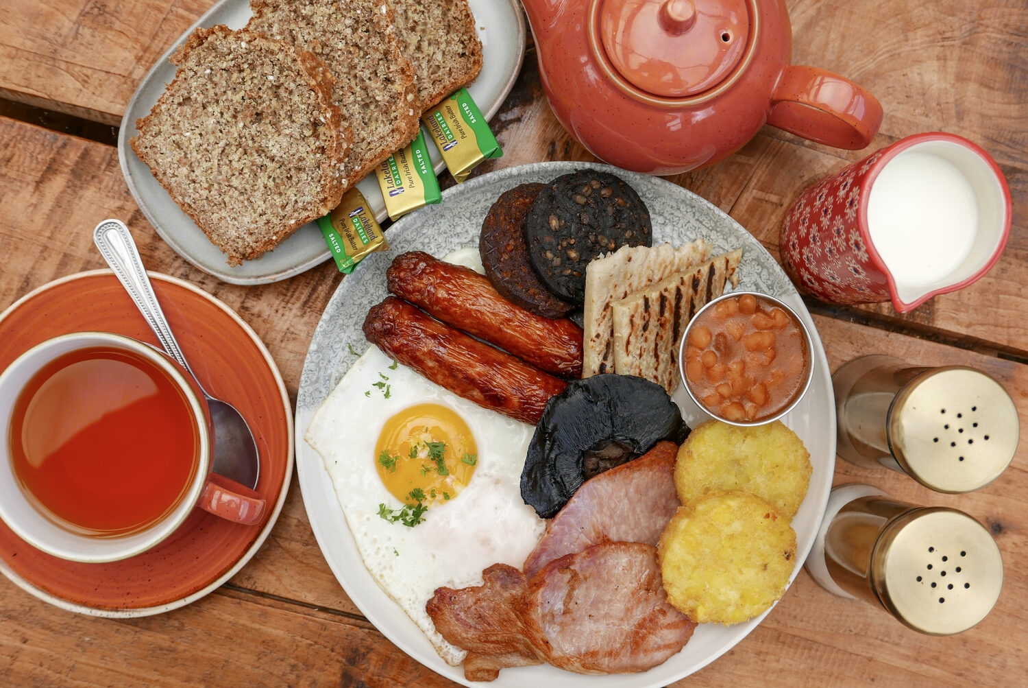 Full Irish breakfast with sausages, bacon, black and white pudding, egg and a pot of tea